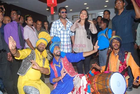 Sonakshi Sinha Ajay Devgan Promote Son Of Sardaar In Fame On Th Nov