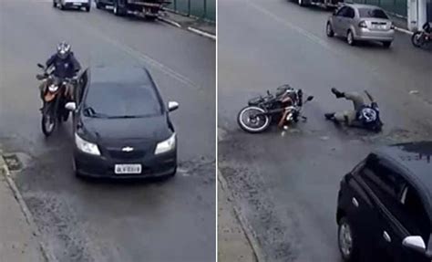 Vídeo homem cai após bater na traseira de carro em buraco Emurb