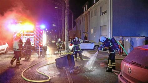 Letmathe Feuerwehr löscht brennenden Container