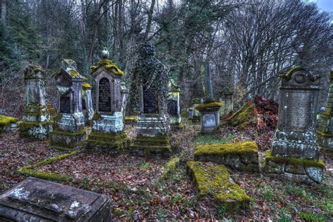 Abandoned cemetery in France : CemeteryPorn