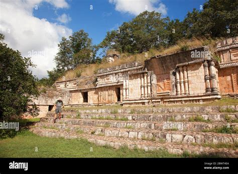 Turista En Las Escaleras Del Palacio El Palacio En El Sitio