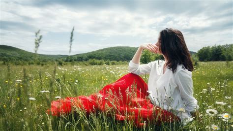 Download Wallpaper Summer Grass Girl Nature Pose Photo Chamomile