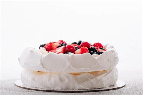 Tarta De Merengue Pavlova Con Bayas Frescas Sobre Fondo Blanco Foto