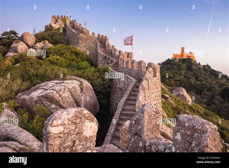 Castillo Morisco Y Palacio Pena Al Atardecer En Sintra Portugal