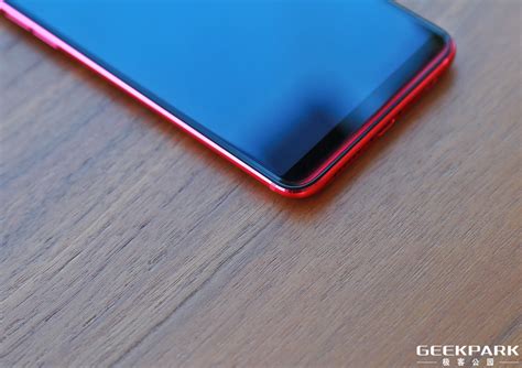 Oppo R11s 红色版图赏：当「全面屏」遇到了「星幕屏」 极客公园