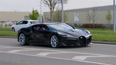 Une Bugatti La Voiture Noire Rep R E Pour La Premi Re Fois Dans La