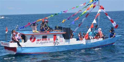 Parade Perahu Nelayan Dan Serunya Lomba Perahu Dayung Di Flores