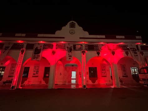 Ilumina Ayuntamiento de Pichucalco edificios en con colores carmesí El