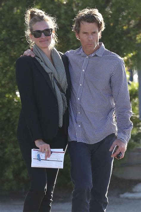 Julia Roberts And Daniel Moder Leaving Urgent Care 09 Gotceleb