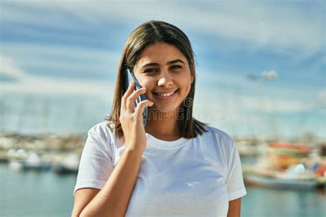 Joven Latina Sonriendo Feliz Hablando Por El Smartphone En La Playa Foto De Archivo Imagen De