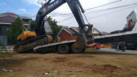 Belajar Menaikan Excavator Ke Mobil Tronton Youtube