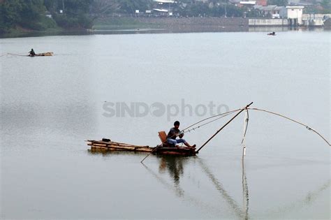 Foto Mencari Ikan Dengan Alat Tradisional