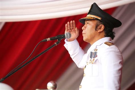 Pj Gubernur Al Muktabar Pimpin Upacara Pengibaran Bendera Merah Putih