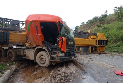 Carreta Que Transportava Guindaste Tomba Na Serra De Francisco Sá E