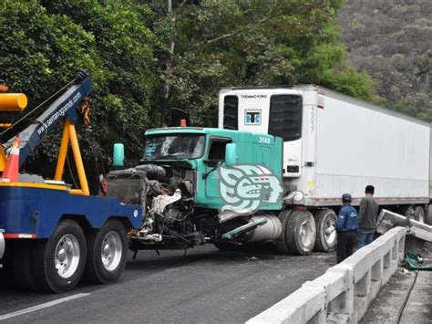 Tr Ilers Protagonizan Aparatoso Accidente En La Autopista Orizaba