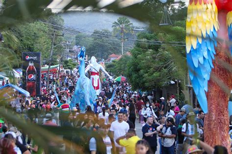 Volvió La Tradición Y El Arte Fugaz Del Festival De Las Chimeneas