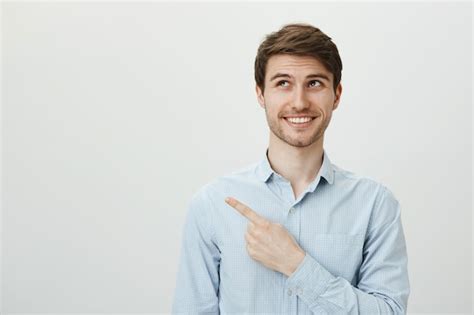 Homem Bonito E Sorridente Feliz Olhando E Apontando O Canto Superior