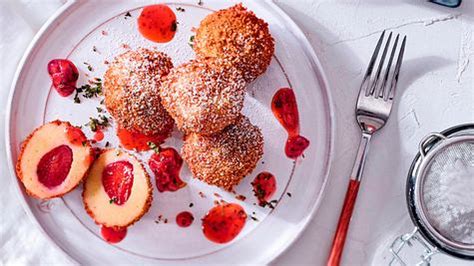 Knödel Tris auf lauwarmem Kraut Speck Salat Rezept LECKER