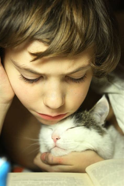 Livro De Leitura Do Menino Do Adolescente O Gato Na Cama Imagem De