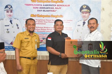 Difasilitasi Diskominfotik Bengkalis KI Riau Serahkan SAQ Ke Sejumlah