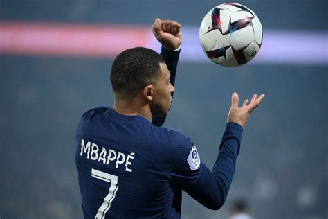 Mbappé diz que nunca considerou renovar o PSG mas garante que fica