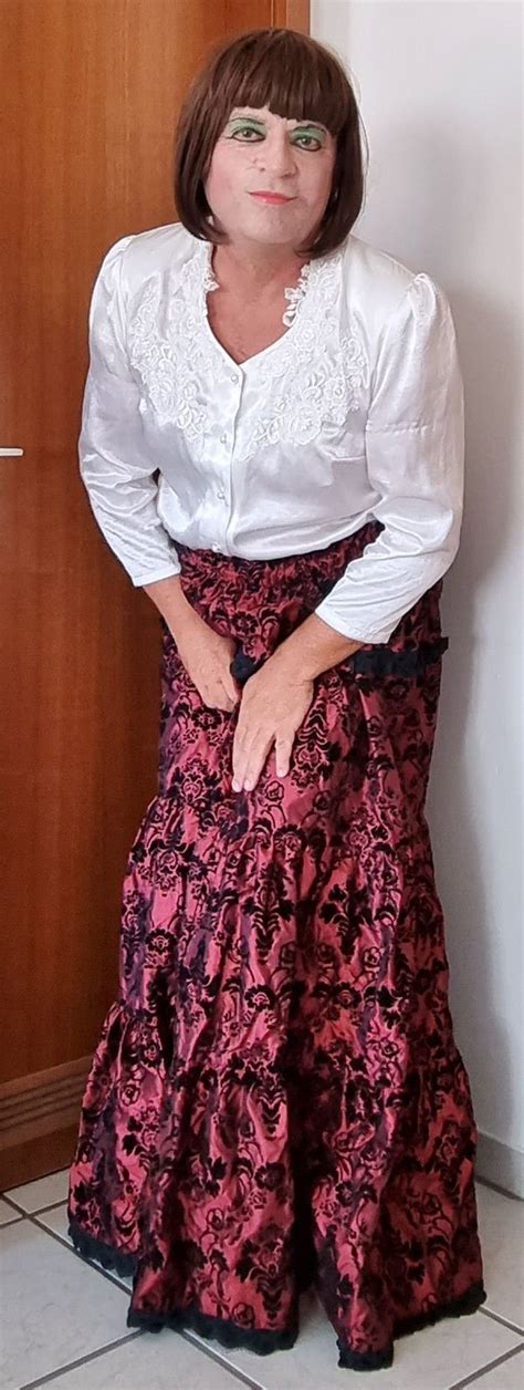 Nancy Obry Mit Bluse Und Rock In 2022 Fashion Floral Skirt Skirts