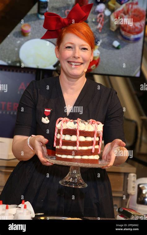 Enie Van De Meiklokjes Dekoriert Mit Gästen Torten Und Cup Cakes Im Aez