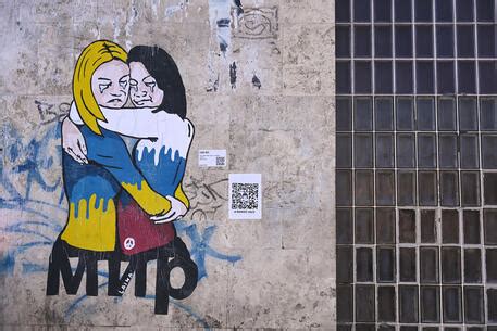 Marzo L Opera Della Street Artist Laika Per Le Donne Ucraine E Russe