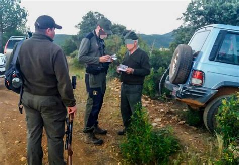 Qué competencias tiene un agente medioambiental frente a cazadores y