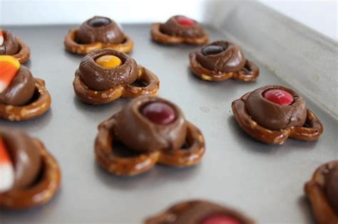 Pretzels And Hershey Kisses Super Simple Snack