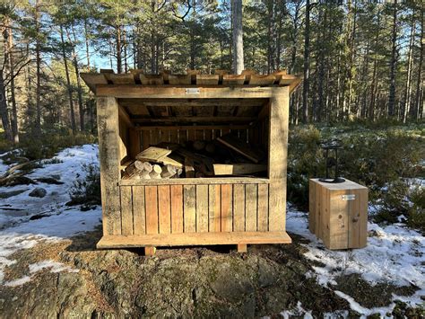 Vedförråd och huggkubbe manuell vedklyv Stora Envättern Naturkartan