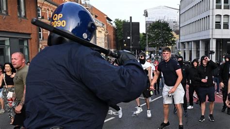 Royaume Uni Affrontements Entre Police Et Manifestants D Extr Me