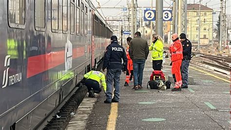 Investita Dal Treno A Chivasso Muore Sul Colpo Bloccati I Treni Sulla