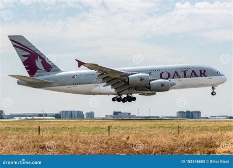 Airbus A380 861 Actuó Por Qatar Airways En El Aterrizaje Foto de