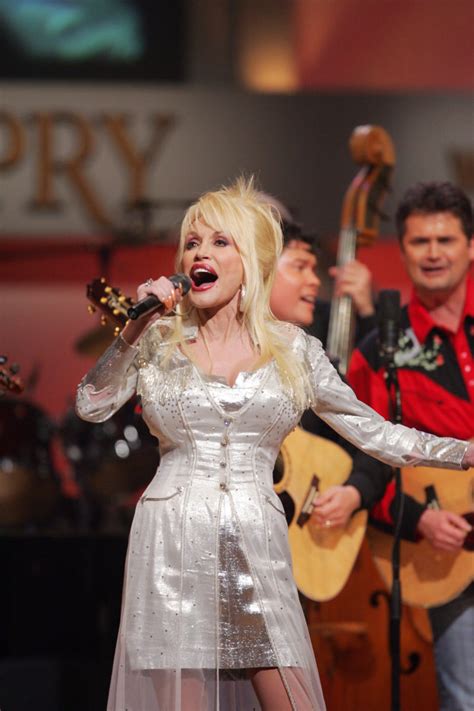 All Hail Dolly Celebrate Dolly Week At The Opry Garden Gun