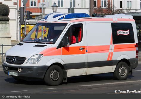 Einsatzfahrzeug Krankentransport Rhin Ambulanz Ktw B Up Bos