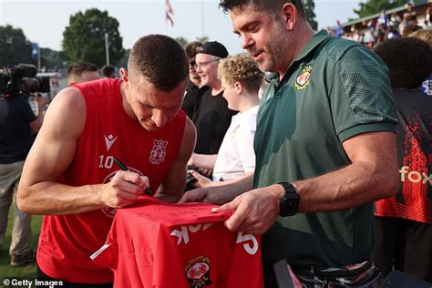 Red Army Marching On The Us American Fans Go Wild For Wrexhams