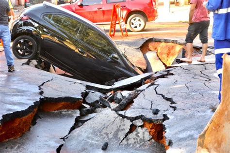 Carro Cai Em Cratera Gua Em Goi Nia