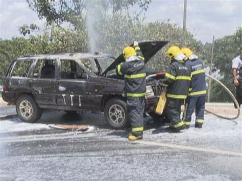 G Carro Fica Destru Do Ap S Pegar Fogo Na L Sul Em Bras Lia