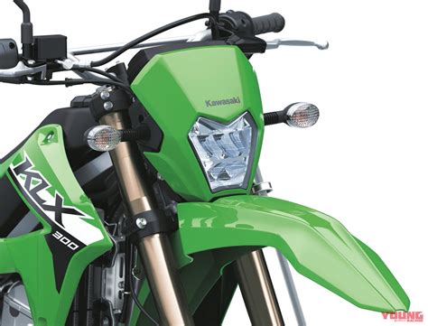 カワサキ「klx300sm」2024年モデルはledヘッドライトと新外装！ パワフルな水冷292cc単気筒の 闘う4スト”が最新世代へ【北米