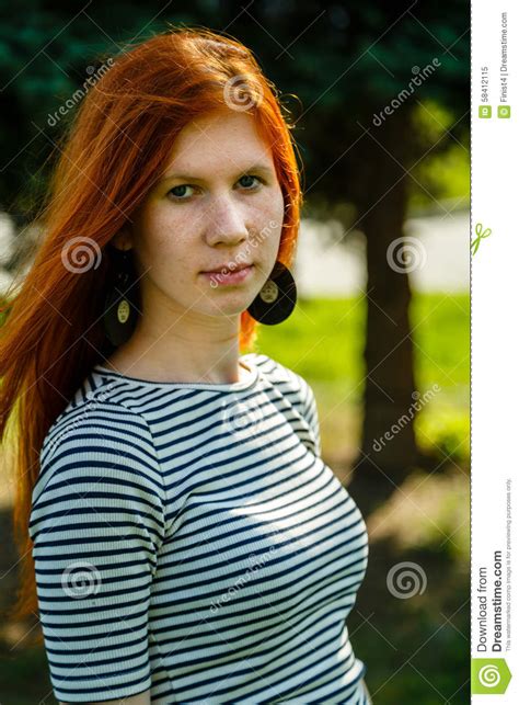 Portrait Dune Belle Jeune Femme Avec Des Taches De Rousseur Image