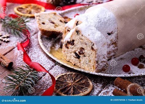 Dresner Stollen Es Una Torta Alemana Tradicional Con Uvas Pasas Sobre