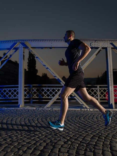 Deportes Urbanos Joven Saludable Corriendo Por El Puente En La Ciudad