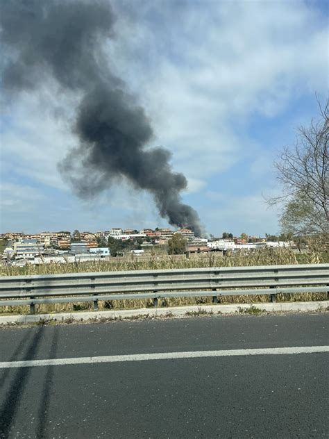 Grosso Incendio A Roma Enorme Nube Di Fumo Nero Si Alza Dalla Magliana