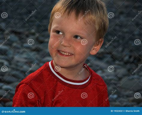 Menino De Sorriso Foto De Stock Imagem De Jovem Ocasional