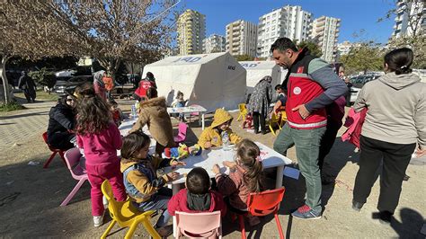 Deprem B Lgesindeki Ocuklara Ya Ad Klar N Oyunlarla Unutturmaya