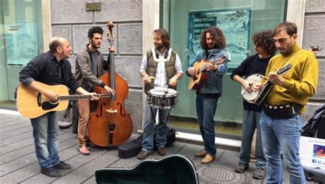 Protesta Dei Musicisti Di Strada A Napoli Le Nuove Regole Ci Danno Lo