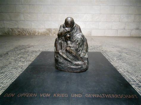 Skulptur Mutter mit totem Sohn von Käthe Kollwitz in hikr org