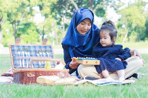 Premium Photo Muslim Mother And Daughter Enjoy Relaxing In The Park