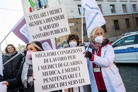 Sanità fuga dal Ssn meno 10mila medici entro il 2023 LaPresse